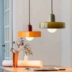 Paletia Suspension Palet en Verre Coloré – suspensions orange et olive près d'une fenêtre et de fleurs