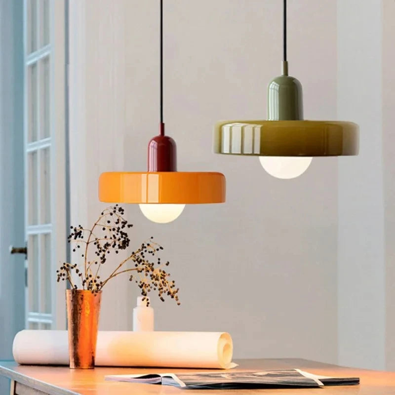 Paletia Suspension Palet en Verre Coloré – suspensions orange et olive près d'une fenêtre et de fleurs