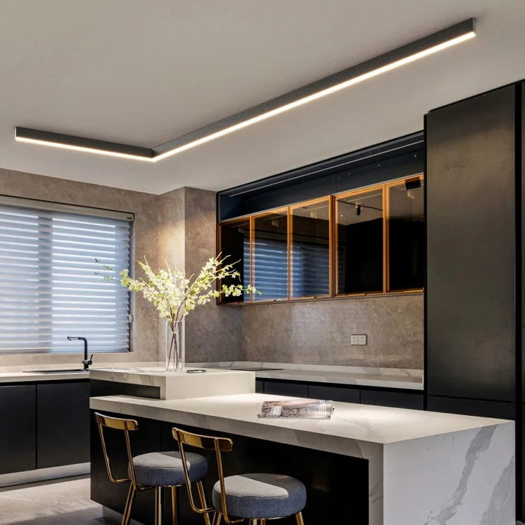 Rayon Plafonnier LED Linéaire – dans une cuisine moderne aux placards sombres