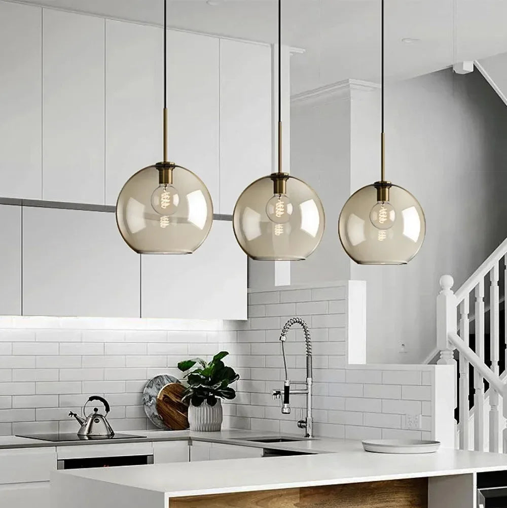 Ambra Suspension en Verre Ambré, 5 Formes au Choix – suspensions dans une cuisine blanche près d'un escalier