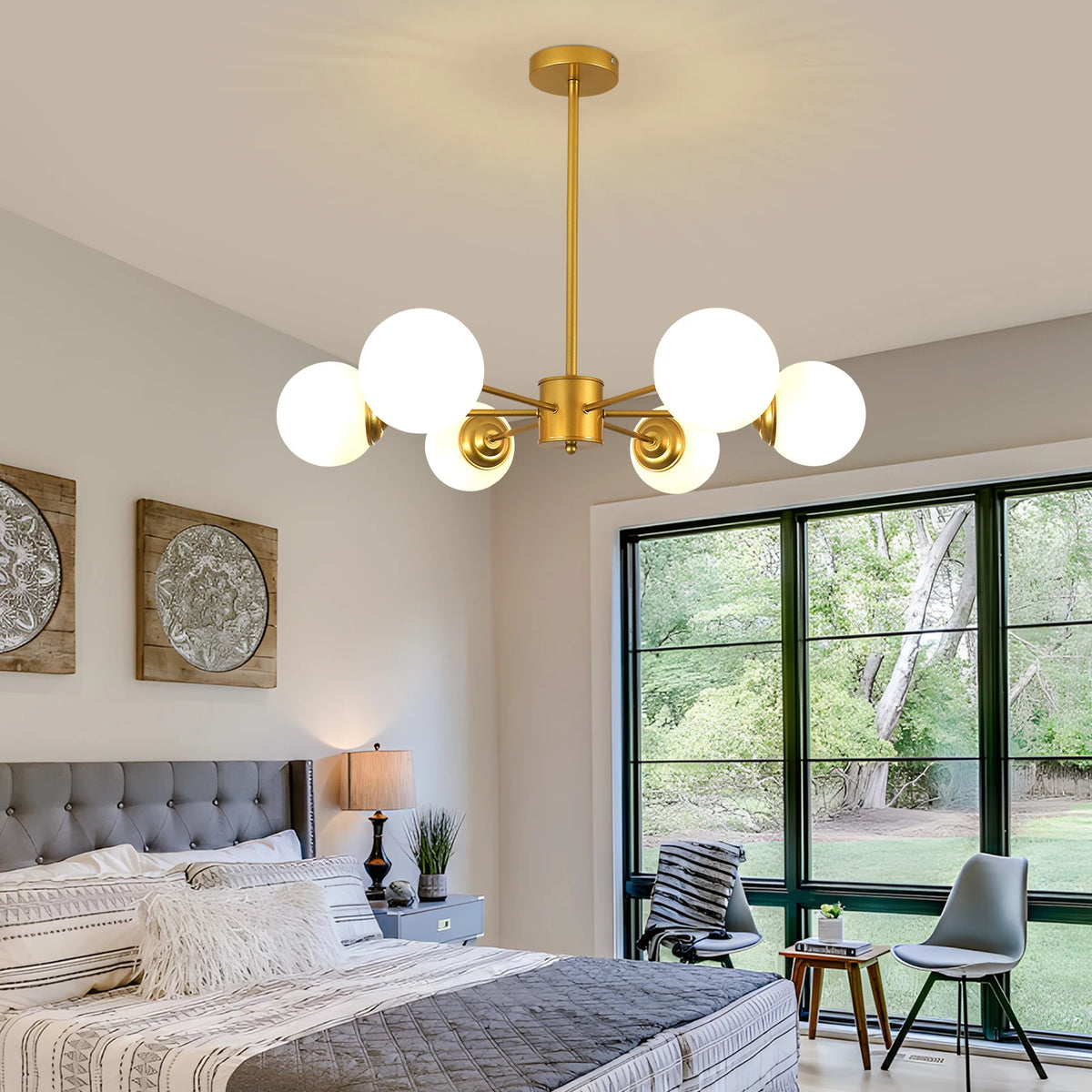 Sidera Lustre Sputnik en Laiton et Globes Opale – lustre dans une chambre à grande baie vitrée