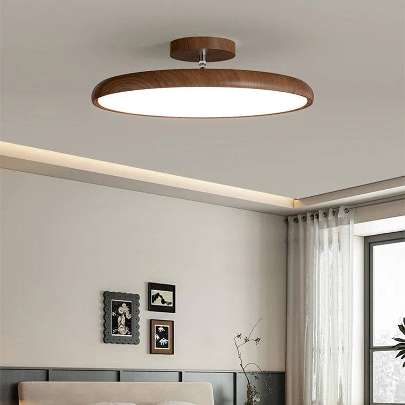 Médaillon Plafonnier LED Rond – dans une pièce avec fenêtre et cadres