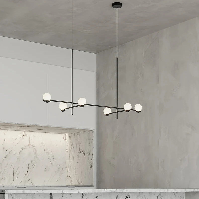 Perla Lustre à Globes en Verre – installé dans une entrée aux murs en béton ciré