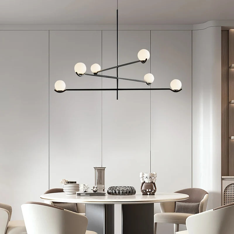 Perla Lustre à Globes en Verre – installé au-dessus d'une table à manger