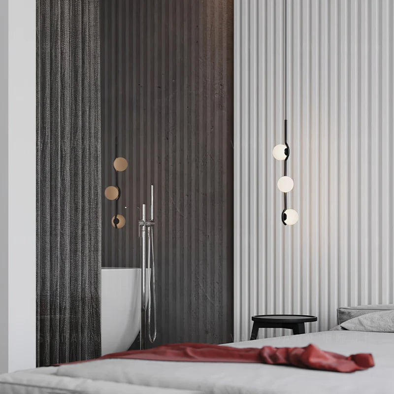 Perla Lustre à Globes en Verre – deux suspensions verticales dans une salle de bain