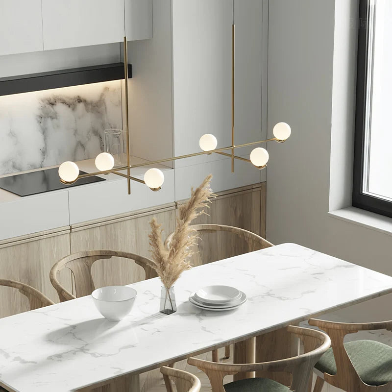 Perla Lustre à Globes en Verre – au-dessus d'une table en marbre avec bouquet séché