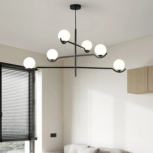 Perla Lustre à Globes en Verre – modèle noir à globes opale dans un intérieur clair