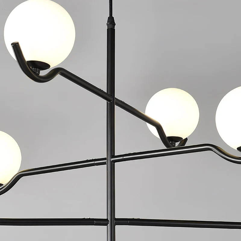 Perla Lustre à Globes en Verre – détail des globes opale et de la tige noire