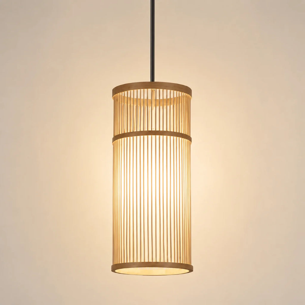 Tavera Suspension Cylindre en Bambou Tressé – cylindre allumé sur fond beige