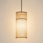 Tavera Suspension Cylindre en Bambou Tressé – cylindre allumé sur fond beige
