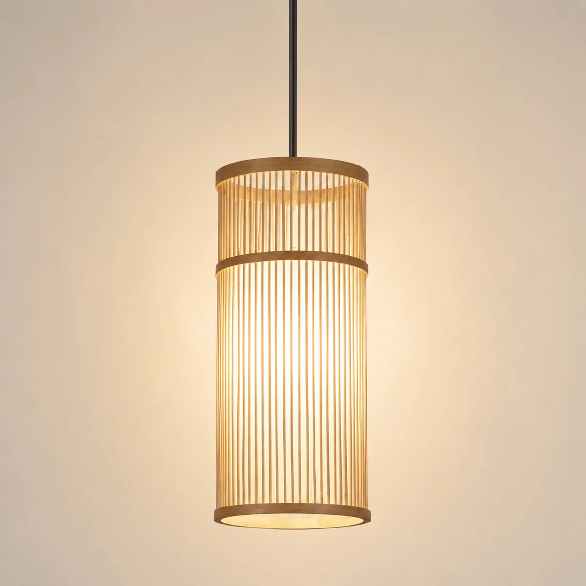 Tavera Suspension Cylindre en Bambou Tressé – cylindre allumé sur fond beige