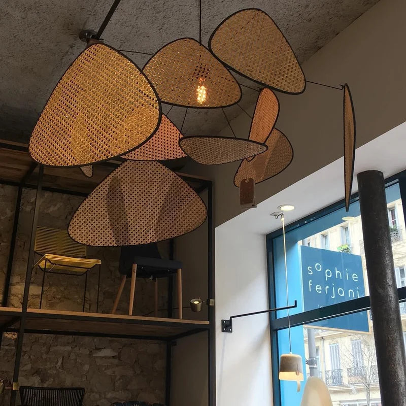 Fronda Suspension Feuillage en Rotin Tressé – sous un plafond sombre de type loft