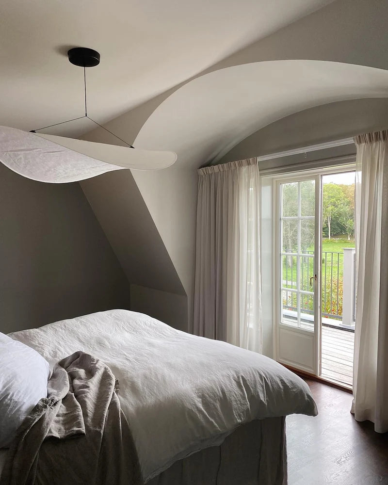 Silvane Suspension Pétales Effet Soie – dans une chambre sous combles avec fenêtre