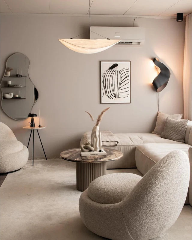 Silvane Suspension Pétales Effet Soie – dans un salon avec canapé d'angle et tableau