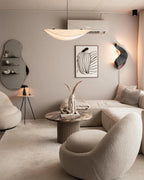 Silvane Suspension Pétales Effet Soie – dans un salon avec canapé d'angle et tableau
