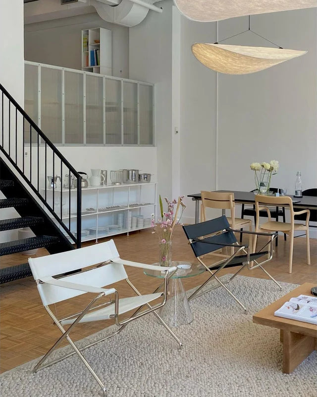 Silvane Suspension Pétales Effet Soie – dans un loft avec escalier noir et grande table