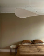 Silvane Suspension Pétales Effet Soie – dans un salon beige avec canapé