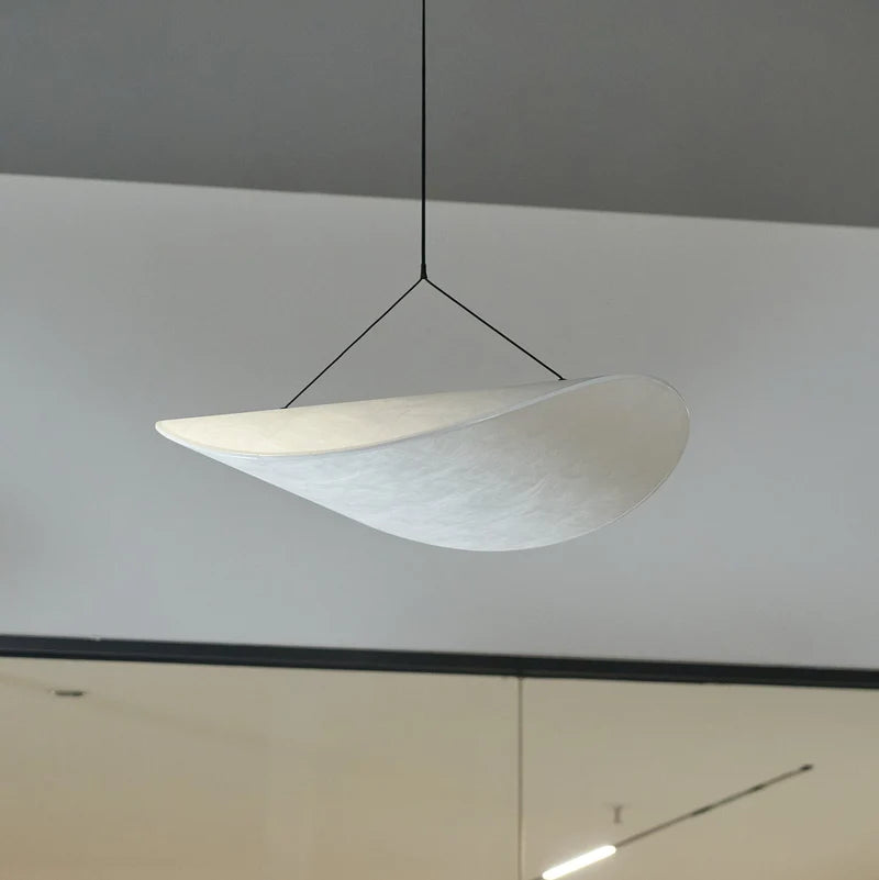 Silvane Suspension Pétales Effet Soie – pétale blanc vu de côté sur fond sombre