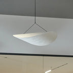 Silvane Suspension Pétales Effet Soie – pétale blanc vu de côté sur fond sombre
