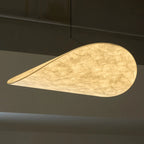 Silvane Suspension Pétales Effet Soie – pétale vu de côté sur fond sombre