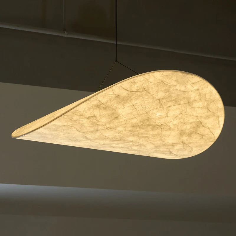 Silvane Suspension Pétales Effet Soie – pétale vu de côté sur fond sombre