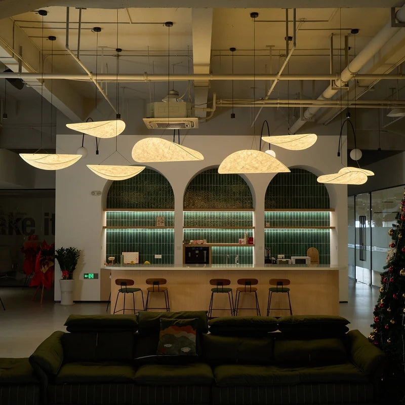 Silvane Suspension Pétales Effet Soie – pétales lumineux au-dessus d'un bar