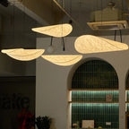 Silvane Suspension Pétales Effet Soie – plusieurs pétales lumineux dans un restaurant à arches carrelées