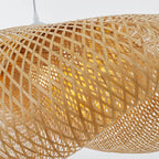 Rubane Suspension Ruban en Bambou Tressé – gros plan du tressage allumé, lumière chaude