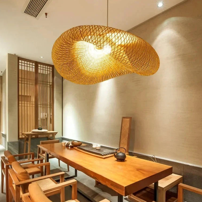 Rubane Suspension Ruban en Bambou Tressé – abat-jour ondulé au-dessus d'une table de salon de thé