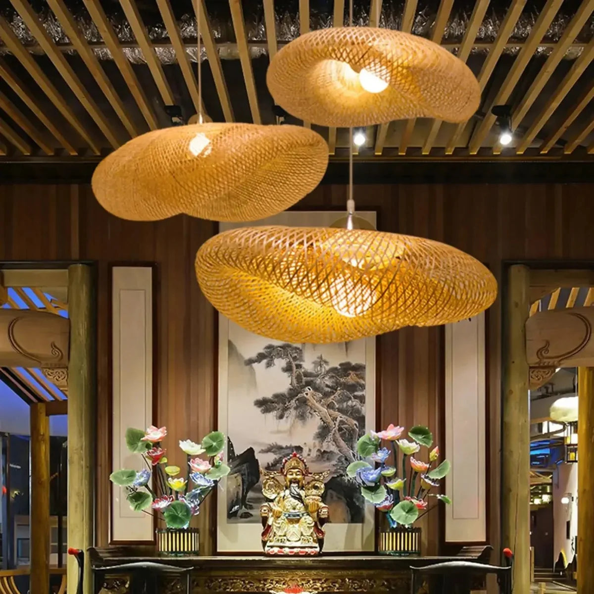 Rubane Suspension Ruban en Bambou Tressé – deux abat-jours dans un restaurant en bois