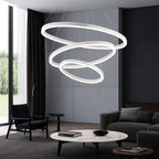 Orbite Suspension LED à Anneaux – anneaux blancs dans un salon sombre avec canapé