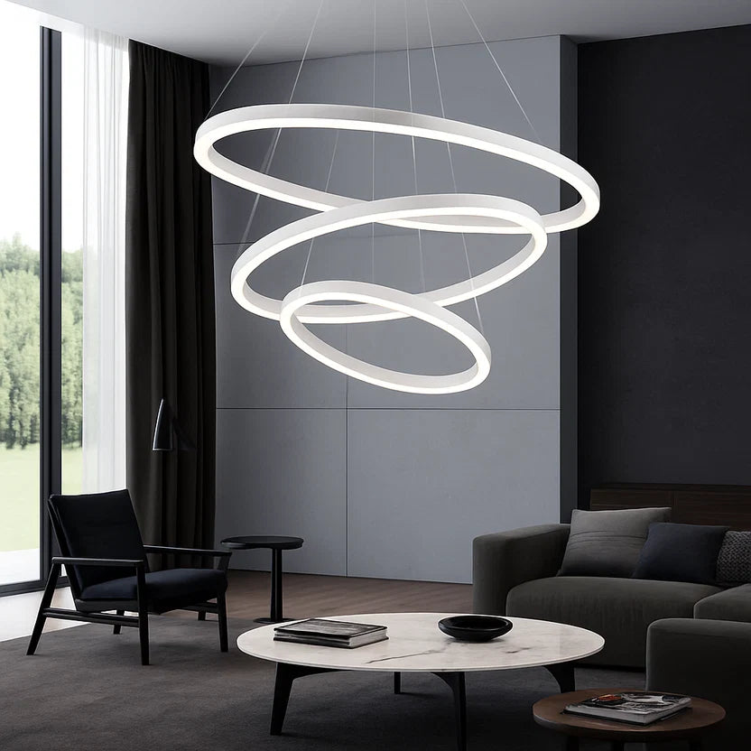 Orbite Suspension LED à Anneaux – anneaux blancs dans un salon sombre avec canapé