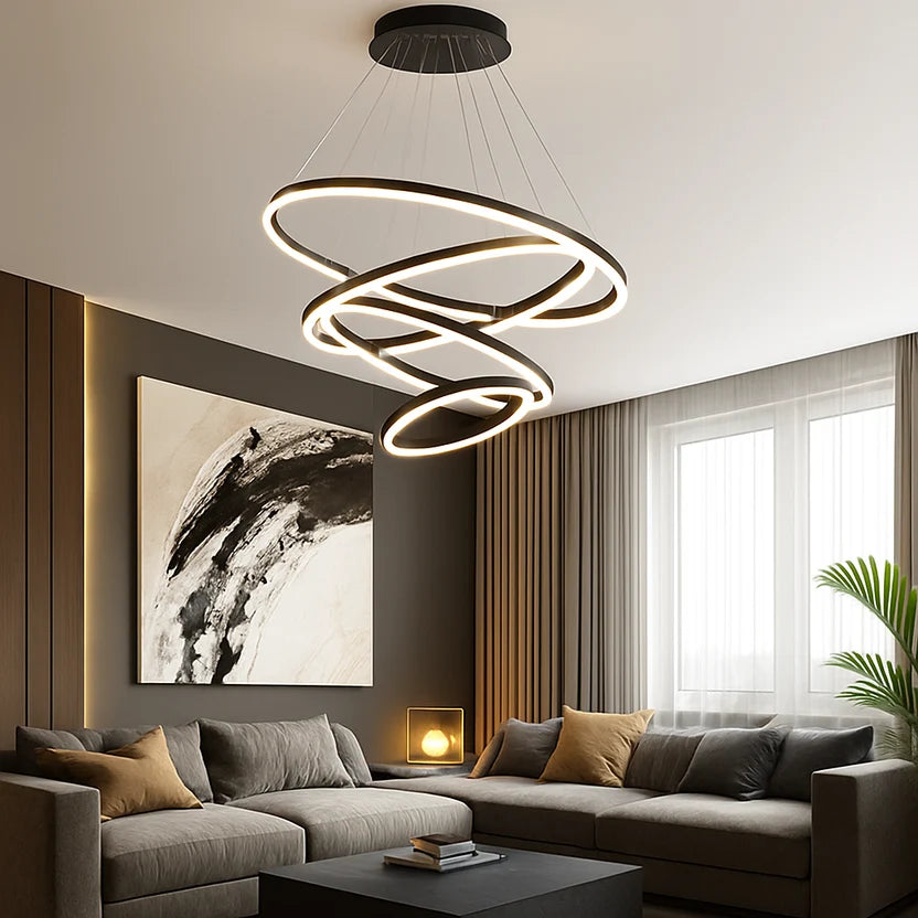 Orbite Suspension LED à Anneaux – anneaux dorés dans un salon avec grand tableau