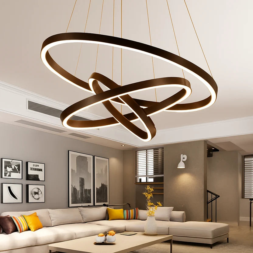 Orbite Suspension LED à Anneaux – anneaux brun foncé dans un salon avec cadres