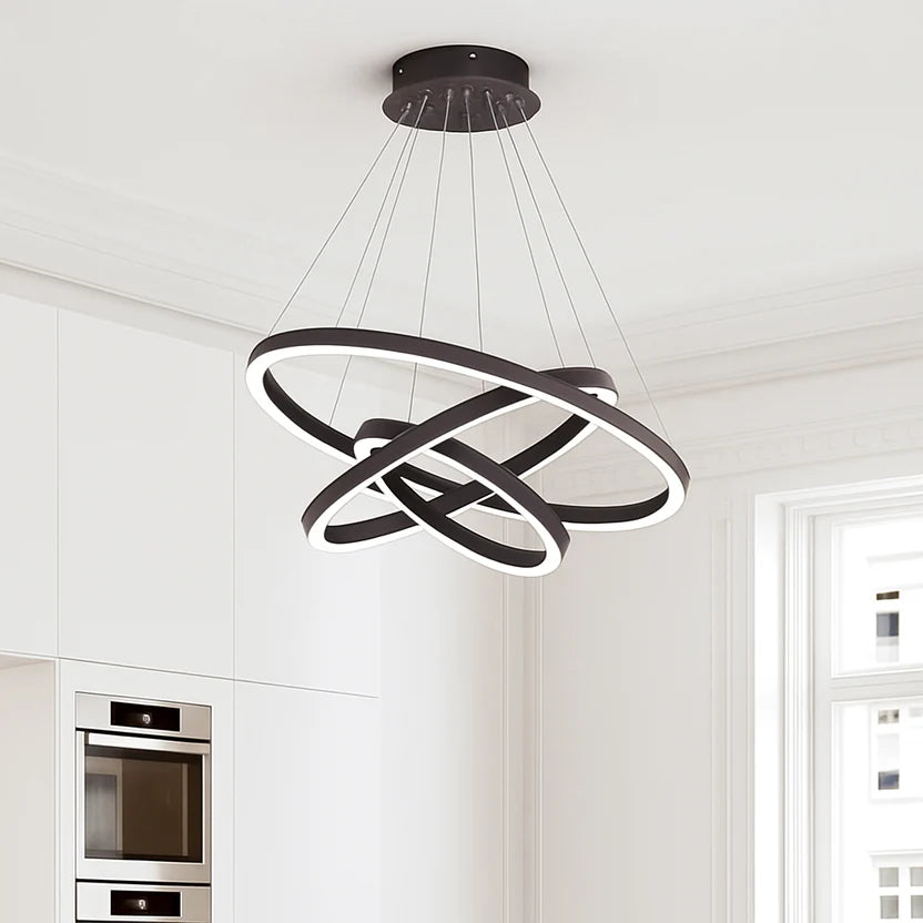 Orbite Suspension LED à Anneaux – anneaux noirs dans une cuisine blanche