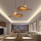 Hatira Suspension Chapeau en Bambou Tressé – abat-jours dans un salon à plafond lumineux