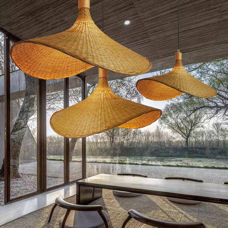 Hatira Suspension Chapeau en Bambou Tressé – plusieurs abat-jours devant de grandes baies donnant sur un jardin