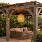 Lanora Suspension Lanterne en Bambou Tressé – lanterne sur une terrasse couverte avec salon de jardin