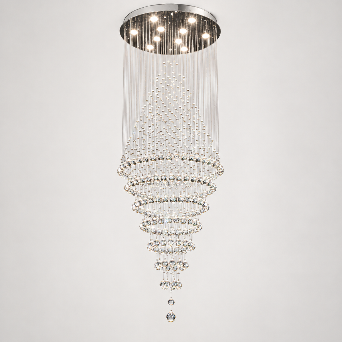 Lustre cascade en cristal finition chrome sur fond clair