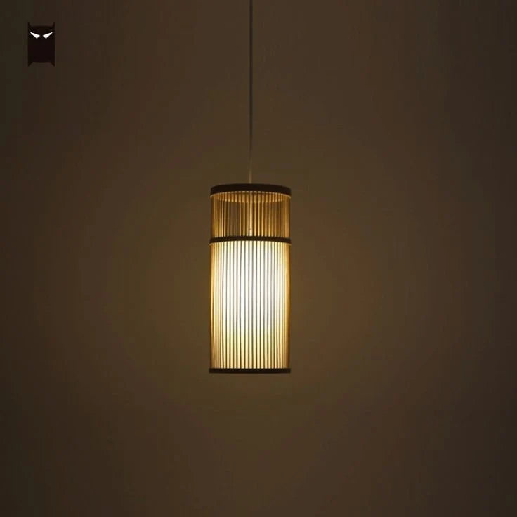 Tavera Suspension Cylindre en Bambou Tressé – cylindre allumé sur fond sombre