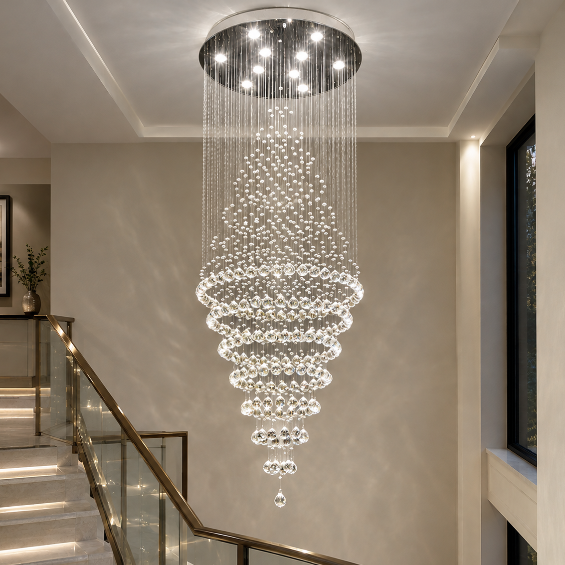 Cascade Lustre en Cristal, Colonne pour Escalier – colonne de cristal dans une cage d'escalier à rampe noire