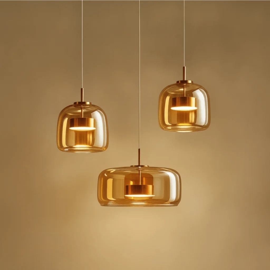 Trilia Suspension Trio en Verre, Ambré ou Fumé, sur Platine Ronde – gros plan des suspensions en verre ambré, lumière chaude