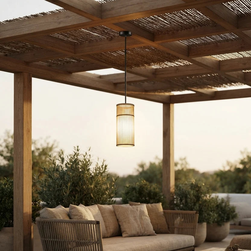 Tavera Suspension Cylindre en Bambou Tressé – sur une terrasse à pergola au coucher du soleil
