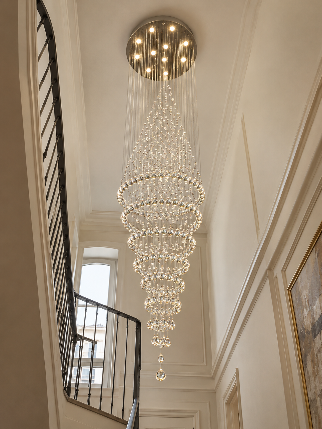 Lustre cascade en cristal doré vu du bas, rambarde noire
