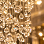 Gros plan sur les boules de cristal du lustre cascade