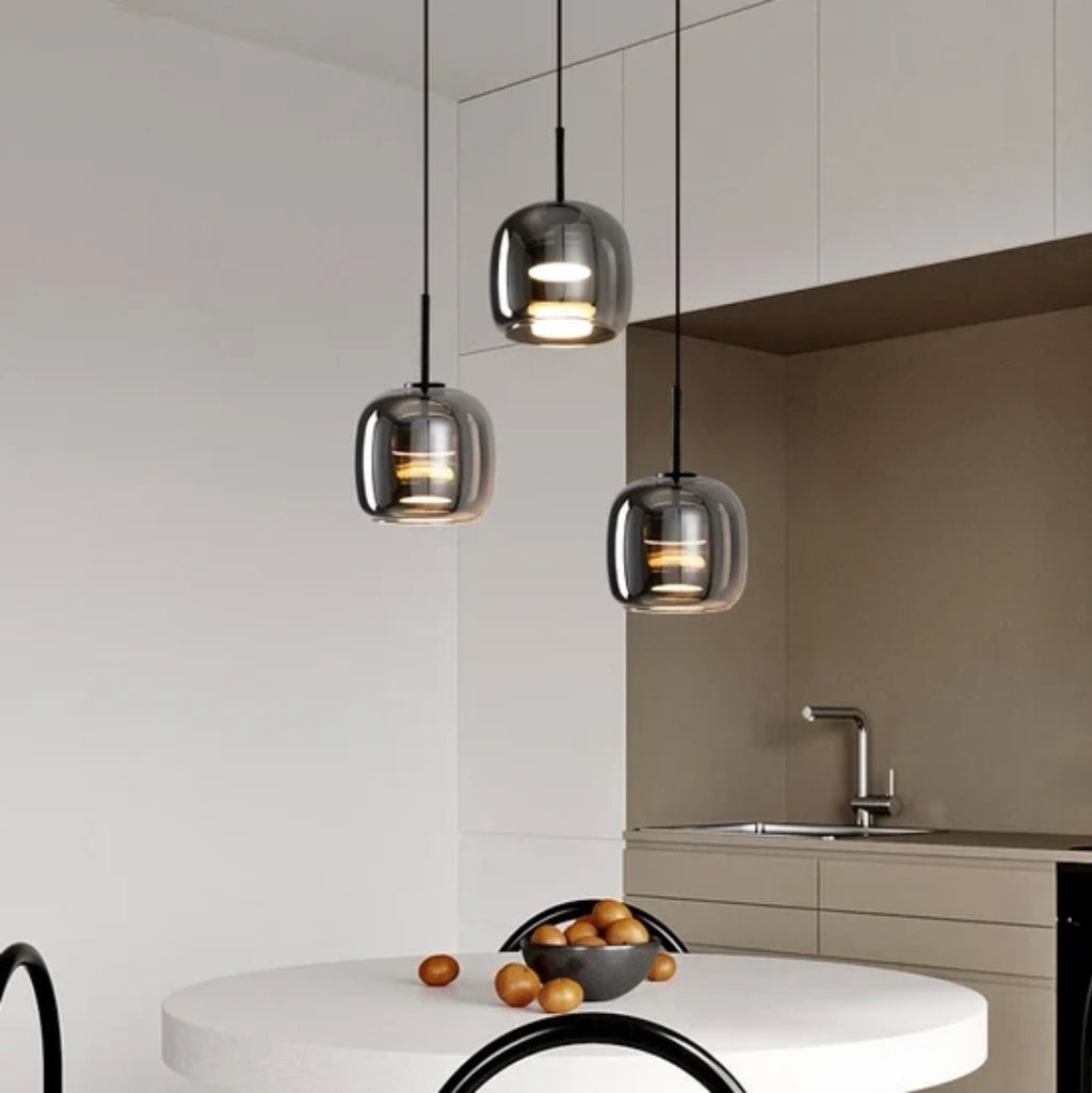 Trilia Suspension Trio en Verre, Ambré ou Fumé, sur Platine Ronde – suspensions en verre fumé près d'un coin cuisine