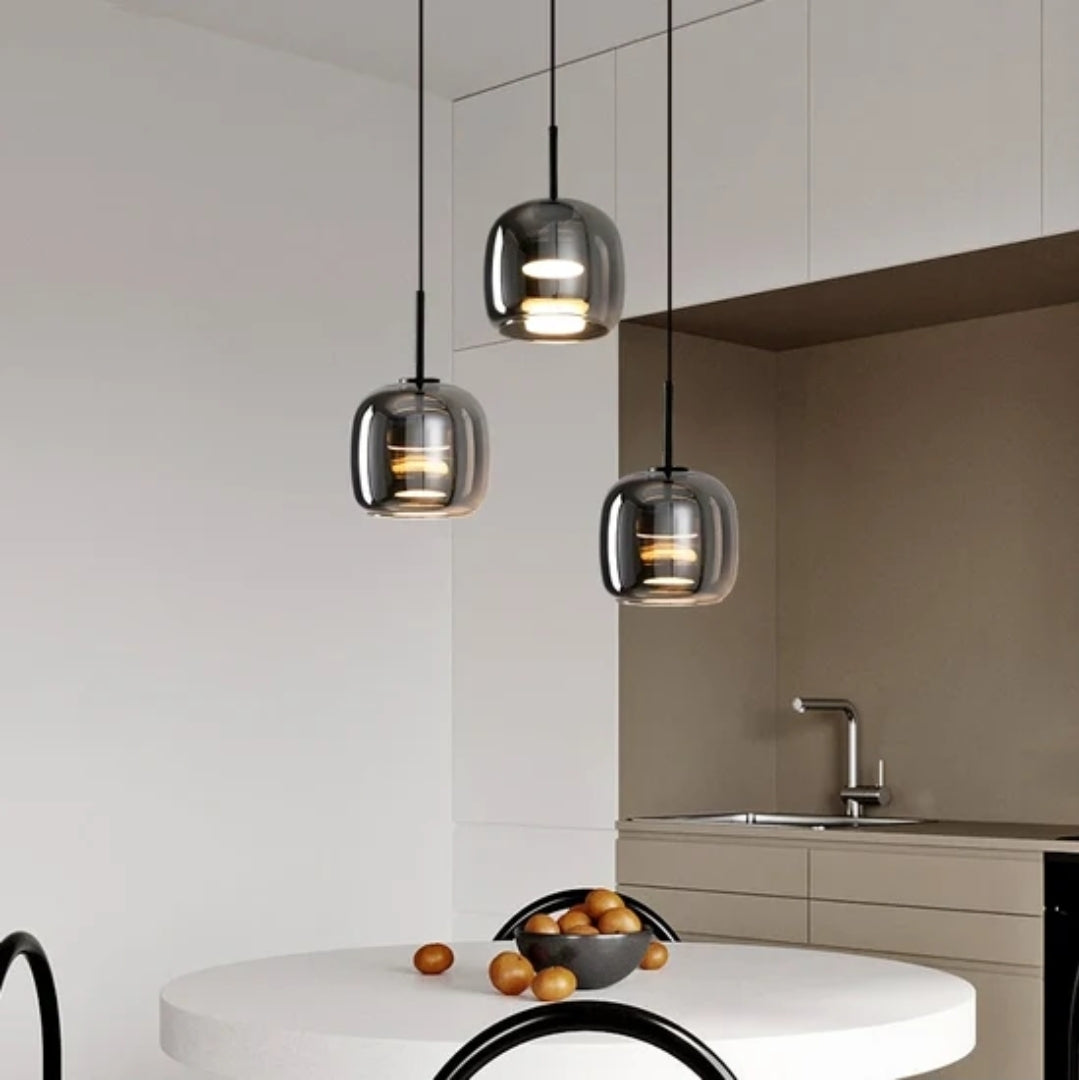 Trilia Suspension Trio en Verre, Ambré ou Fumé, sur Platine Ronde – suspensions en verre fumé près d'un coin cuisine