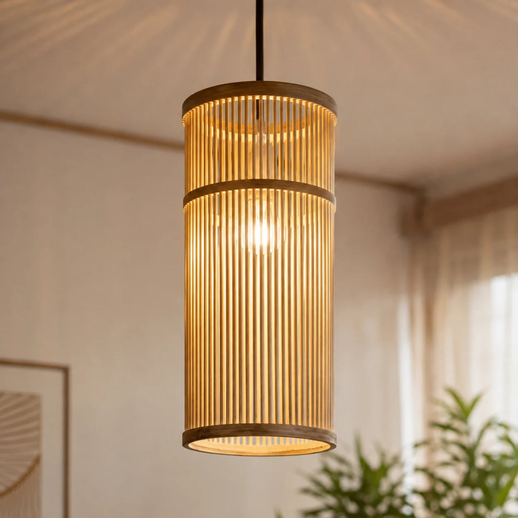 Tavera Suspension Cylindre en Bambou Tressé – gros plan du cylindre en lamelles de bambou allumé