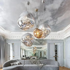 Lavane Suspension Globe en Verre Fondu Irrégulier – globes argentés sous un plafond décoré