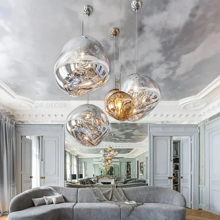 Lavane Suspension Globe en Verre Fondu Irrégulier – globes argentés sous un plafond décoré
